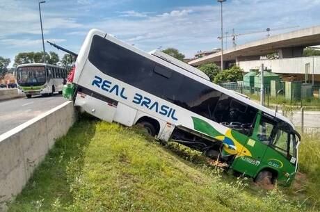 Ônibus cai por cima de mureta e deixa três feridos