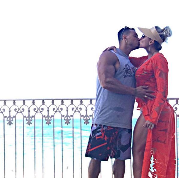 Lua de mel tem que ter beijo, não é verdade!? O momento carinhoso foi compartilhado por Juju
+ Dez fatos provam que a vida do cachorrinho de Juju Salimeni é melhor que a sua
+ As Pragas do Legendários! Juju Salimeni e Hulk Magrelo jantam pizza de grilo: "Senti a perninha"
+ Assista às íntegras do Legendários no R7.com/Play!