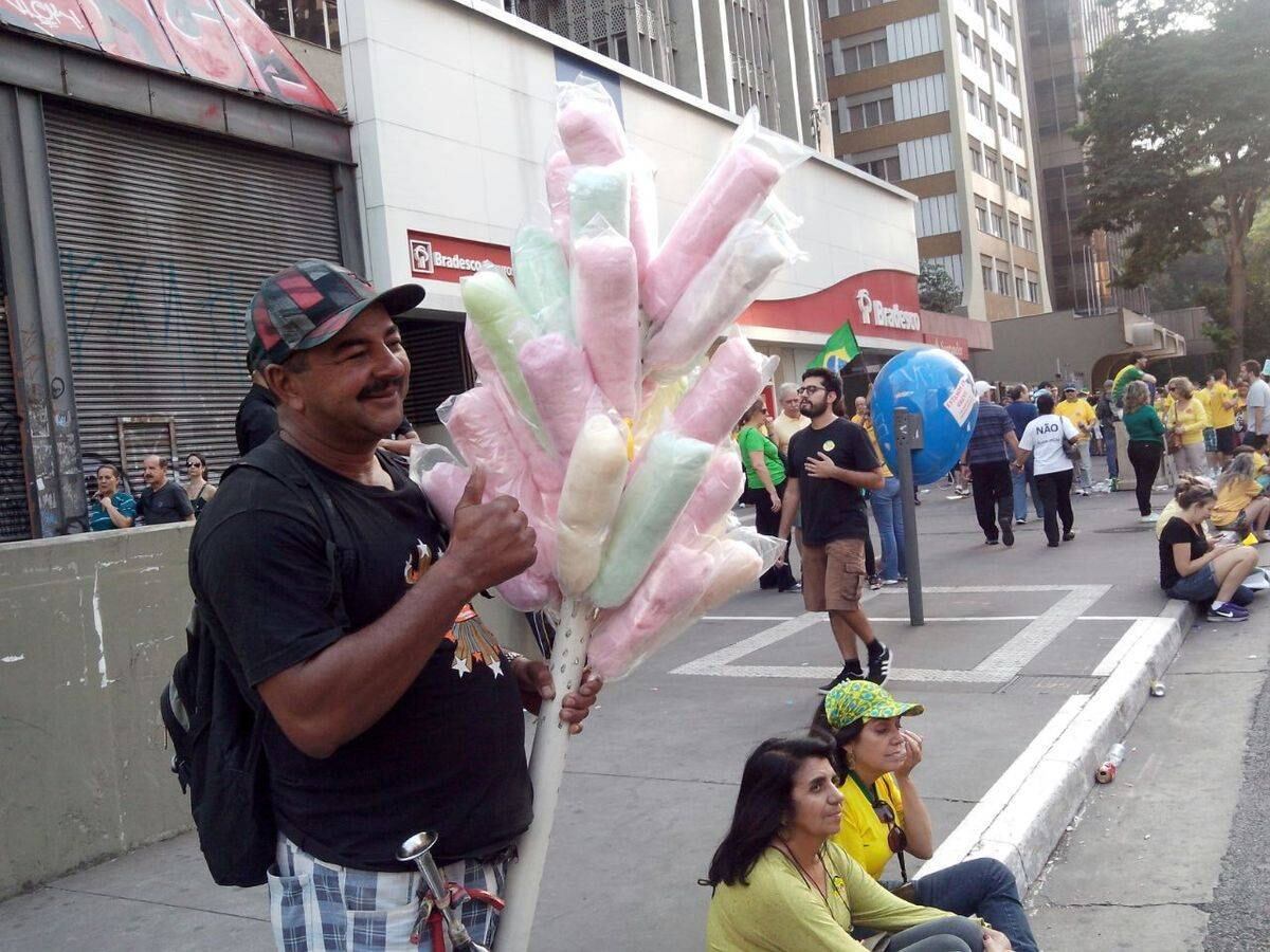 O seu Zezinho vende algodão doce por R$ 5, porém, as vendas não estavam boas nesta tarde. Ele disse que geralmente vende mais na Feirinha do Masp