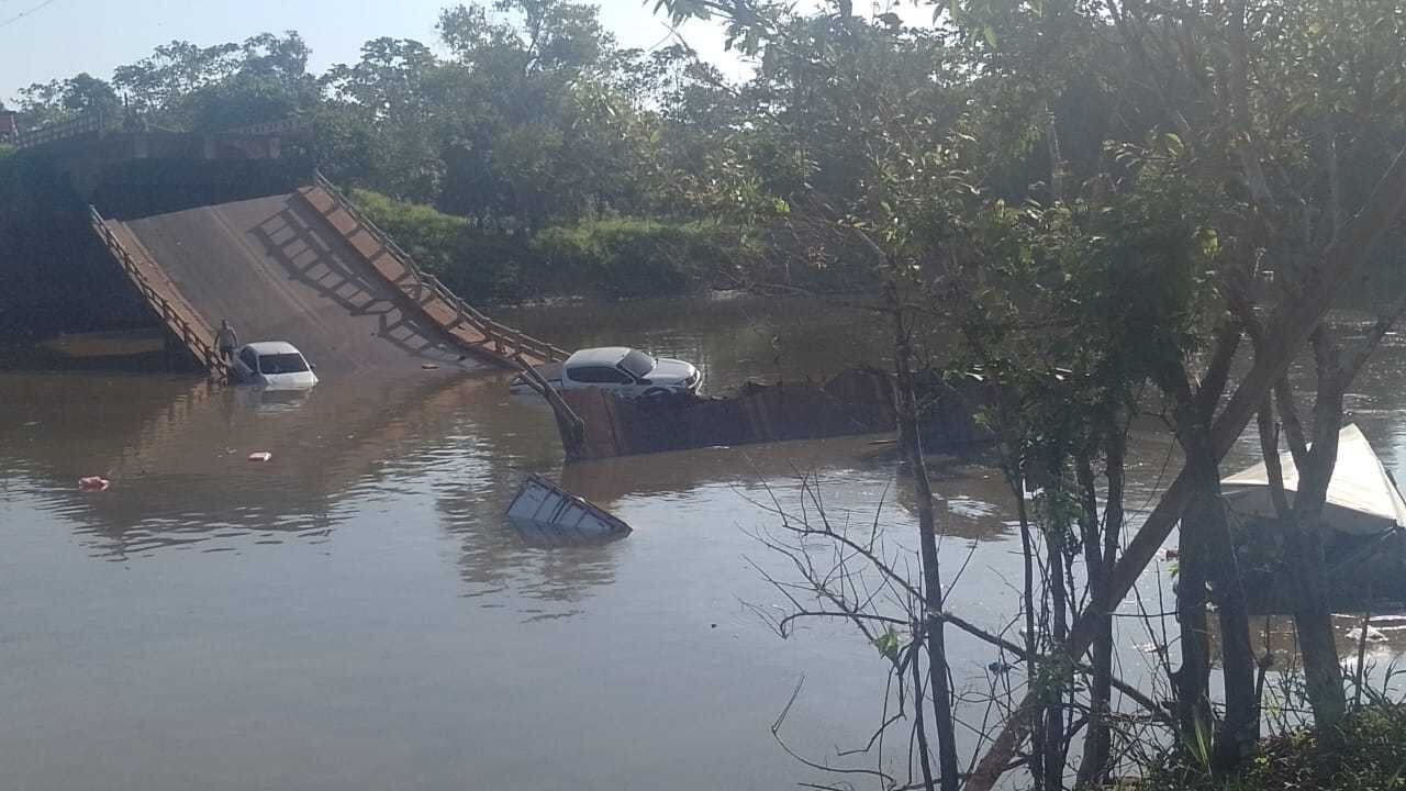 Ponte da BR-319 desabou, e veículos caíram em rio de Careiro (AM)