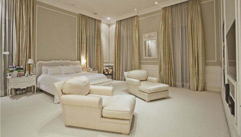 A suíte principal possui closet, banheira de hidromassagem e até uma espécie de salão de beleza 