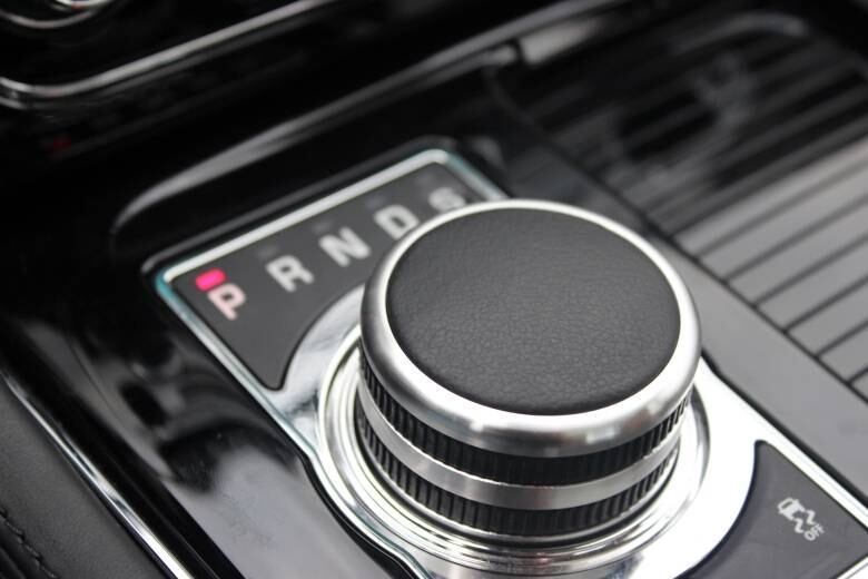 Câmbio automático de oito marchas é giratório e se ergue do console central quando o carro é ligado