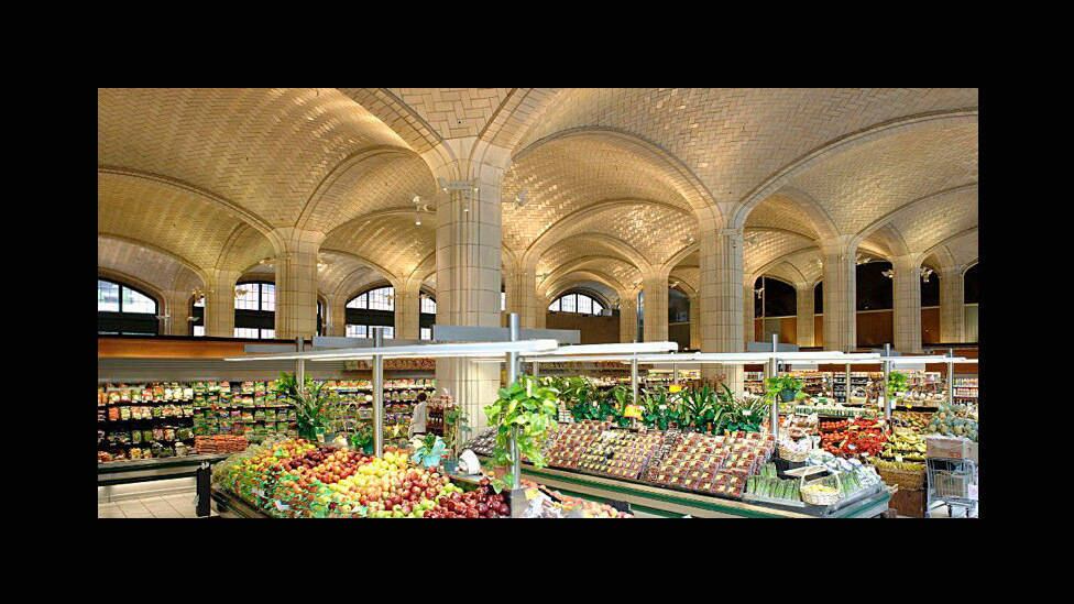 Guastavino trouxe para Nova York uma centenária técnica de engenharia
mediterrânea, aperfeiçoada por ele, que consistia em arcos de tijolo
dispostos em um padrão que combinava resistência, leveza e beleza.

Na
foto, o mercado embaixo da Queensboro Bridge, ponte que liga Manhattan
ao Queens
