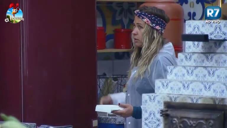 Andréia disse que esse era o problema. 

— Mas eu sou feliz. Aí é que incomoda 

+ Ainda com restos de maquiagem no rosto Babi diz que está morta e DH a chama de vampira

+ Depois de festa bombada, peões sofrem no celeiro

+ É o fim da parceria? Andréia fica alterada, ataca Babi e se joga no chão chorando

+ Festa Cinema Mudo! Saiba detalhes dos bastidores
