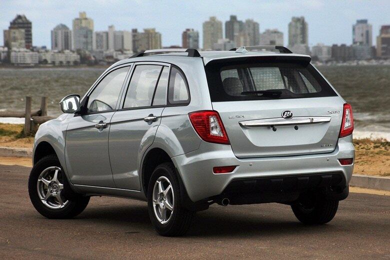 Montado no Uruguai, o utilitário X60 chega como a maior aposta da Lifan, que passou por profunda reestruturação há apenas seis meses, após a matriz na China assumir a operação no Brasil.

Curiosidade: os três numerais "7" do preço (R$ 52.777) remetem ao símbolo do marca, composto por três letras "L" (que invertidas viram o "777")

Aceleramos: completão por R$ 52.777, Lifan X60 é o “X-Tudo” dos utilitários compactos

VEJA TAMBÉM

> Jornal gringo afirma que carros brasileiros são mortais. Entenda o porquê

> Novo Hyundai Santa Fe é lançado no Brasil a partir de R$ 135 mil

> Super perua Audi RS4 Avant desembarca no Brasil por R$ 439 mil

Quer saber tudo sobre carros? Acesse R7.com/carros
