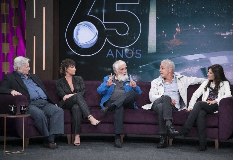 Enquanto isso, Beth, no ar em Jesus, admite sua quedinha por personagens desse período. “Eu adoro. Eu gosto de ir para uma época que não é a minha”, afirma