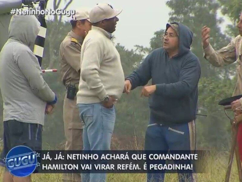 Eles pousaram em uma área invadida por sem-terra que abordaram Netinho e pediram sua ajuda para ganhar o terreno. Ele foi solicito e falou que iria ajudá-los 

+ Túnel dos mortos, confissões e assassinatos! Veja os temas mais impressionantes do programa do Gugu

+ Gugu está no Facebook! Curta

+ Siga o perfil da atração no Twitter