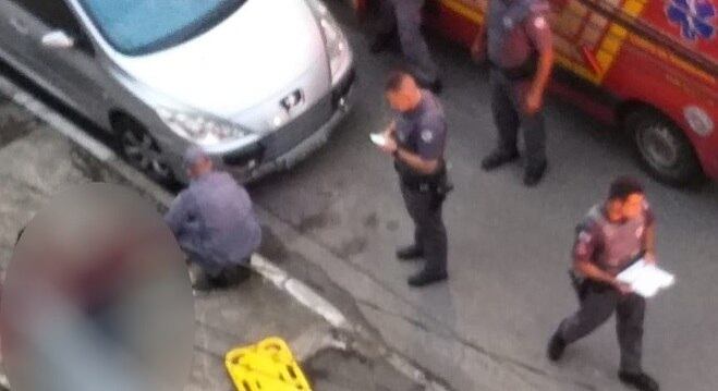 Homem fica caído no chão e travesti é encontrada e presa na Marginal Pinheiros