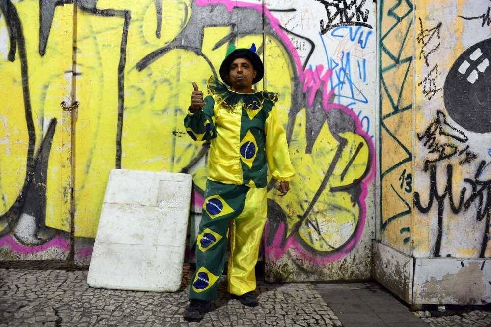 

Já o microempresário José Carlos disse que foi 'consciente' de que o
Brasil perderia contra a Alemanha. Ele afirmou que a seleção não apresentou um
bom futebol nesse Mundial e que ele fez questão de ir até a Fan Fest para o que
chamou de despedida.

 

— Eu sabia que ia perder porque o futebol está muito fraco. Estou
em paz, sem confusão. Vim hoje [na Fan Fest] para a despedida. Valeu, Brasil

