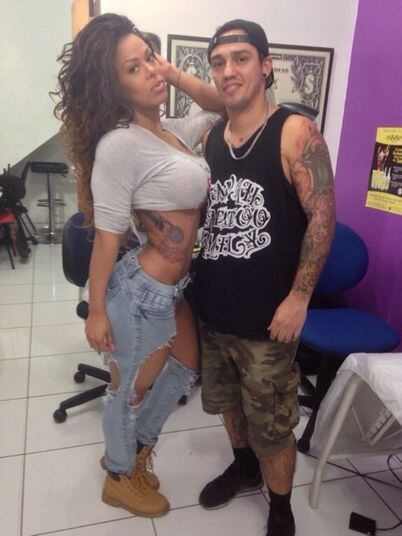 Ariany Nogueira
Após tomar um tiro, a bailarina de Latino resolveu marcar a pele no local do machucado. No desenho, há uma mão tocando a cicatriz da bala 