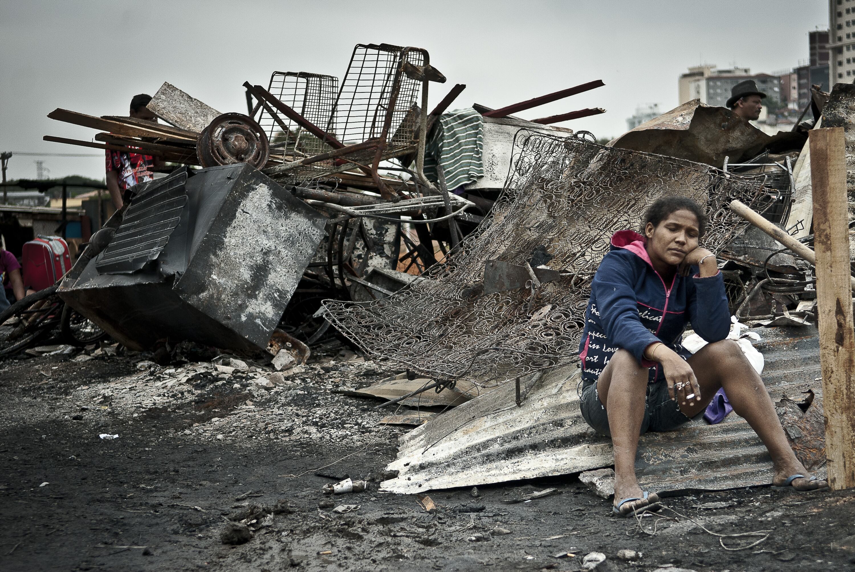 Moradores querem levantar novos barracos e se recusam ir para albergue

