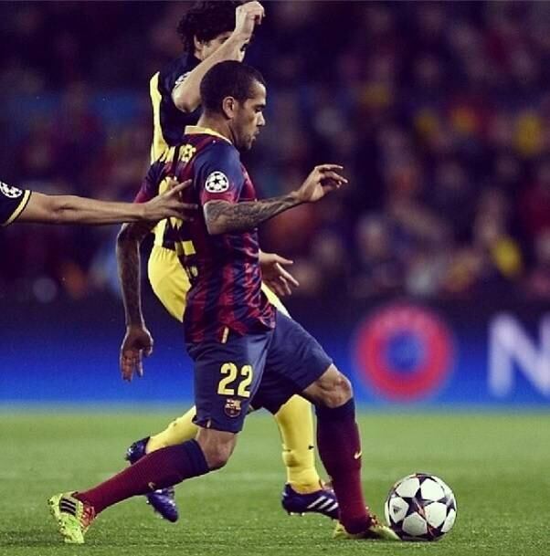 Daniel Alves, junto com o também lateral Marcelo, é o que tem a maior quantidade de tatuagens. Assim que completou 18 anos, o jogador decidiu eternizar o rosto de sua mãe em seu braço direito