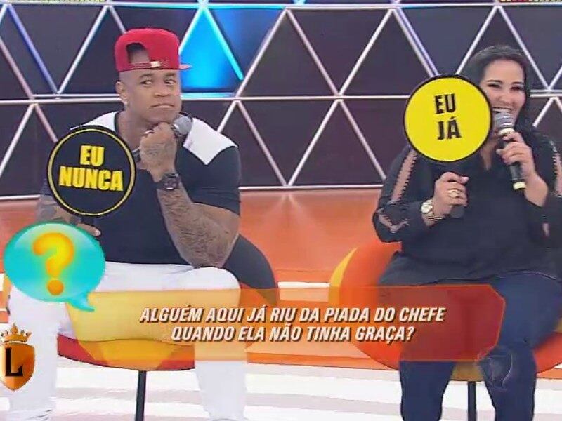 "Quem já riu da piada do chefe quando ela não tinha graça?", perguntou o apresentador. Juju, Léo e Léiz responderam que não, enquanto Fabíola disse que sim.

+ Léo Santana, Juju, Fabíola Gadelha, Mion e Léiz encaram o É Proibido Mentir

+ Kelly Key se derrete pela filha: “Ela é uma versão melhorada de mim”
