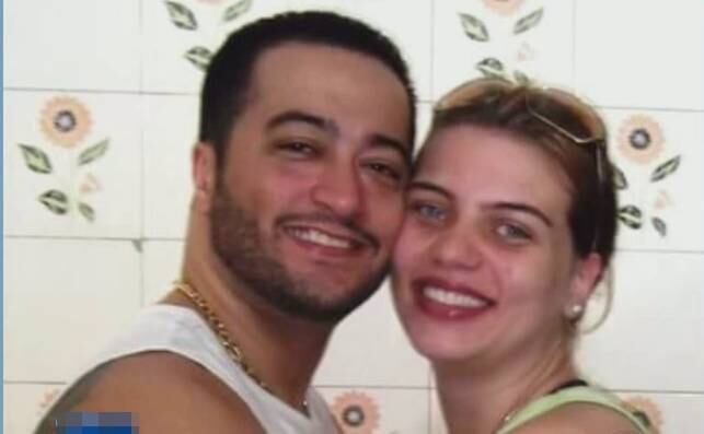 À noite, a família voltou para casa. Segundo vizinhos, a briga entre Babila e o marido começou durante a madrugada. A jovem pedia por socorro