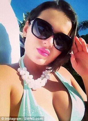 A filha de Bush, Ellie, e sua irmã Rachel também estavam presentes para o julgamento. Se Mayka for considerada culpado de assassinato, poderá pegar uma pena de 25 anos

Modelo é morta a facadas após crise de ciúme de marido possessivo
