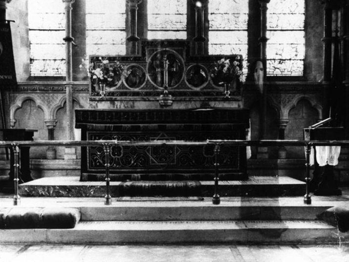 Nos anos 60, um pároco inglês fotografou o interior de sua igreja. Quando a imagem foi revelada, uma misteriosa sombra escura apareceu no lado direito do altar
> Veja toda a programação da Record no R7 Play