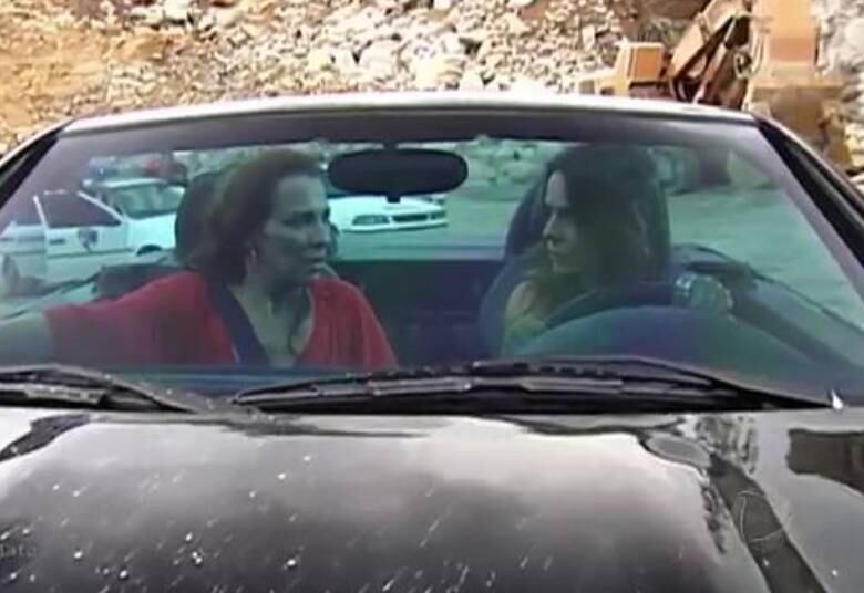 A identidade do "senhor X" foi revelada: o mandante do assassinato de Ramalho era o pai das irmãs Sampaio, que preferiram se jogar de um precipício para não serem presas

• VÍDEO: Lili e Ruth decidem se jogar de precipício para não serem presas

