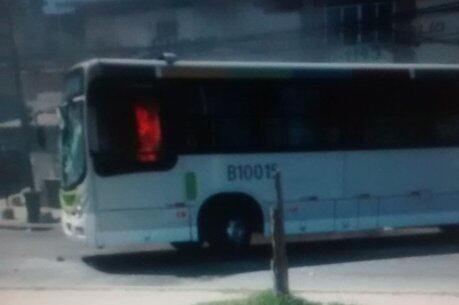 ônibus foi incendiado na avenida Leopoldo Bulhões, na zona norte