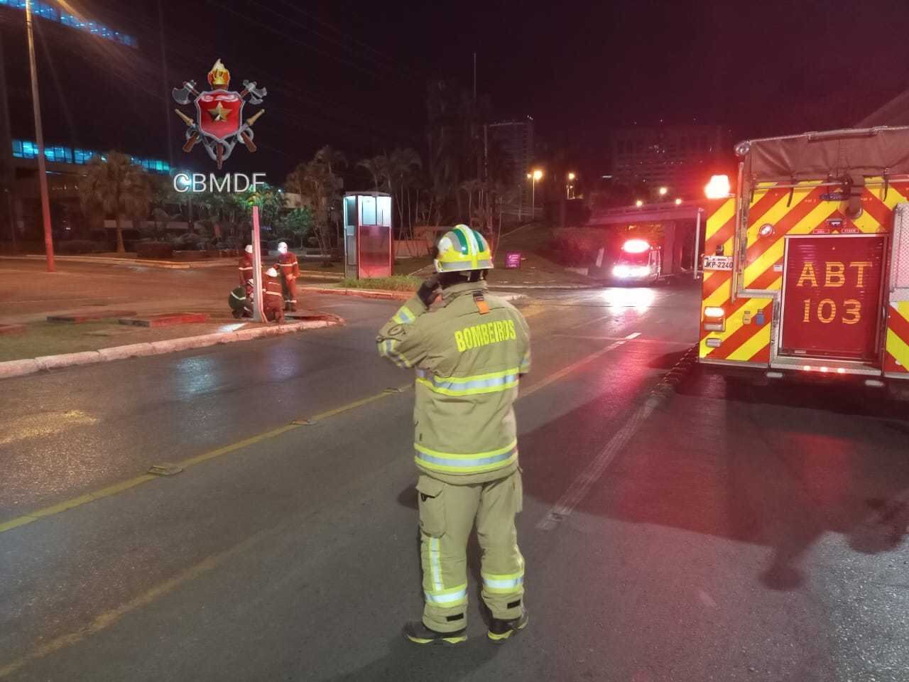 Bombeiros trabalham no reparo de equipamento