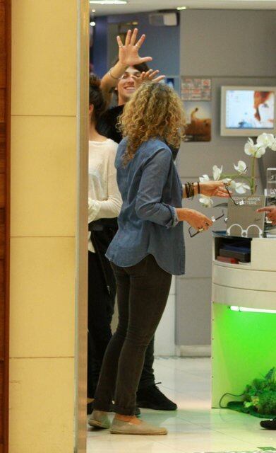 Chay Suede e Laura Neiva passeiam em shopping carioca nesta segunda-feira (17)