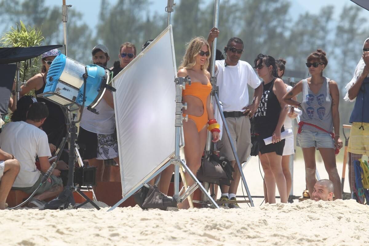 A atriz e apresentadora usava um maiô laranja, que evidenciou suas belas curvas