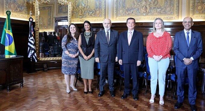 Juíza Assessora da Presidência (Gabinete Civil), Karina Ferraro Amarante Innocencio, Gerente de Relações Institucionais da RECORD, Karina Lajusticia, Presidente da RECORD, Luiz Cláudio Costa, Presidente do TJSP, Desembargador Fernando Torres Garcia, Assessora Jurídica da IURD, Adriana Guerra e Diretor de Relações Institucionais da IURD, Bispo Vitor Paulo se encontram no Tribunal de Justiça