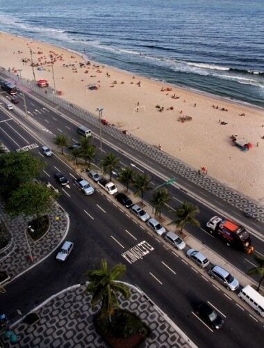 Há 35 anos no mercado de alto luxo, o empresário Carlos Loureiro não revela detalhes do imóvel devido ao contrato de sigilo assinado com os proprietários. Neste segmento, os donos evitam divulgar fotos e anúncios sequer são cogitados. Porém, Carlos deixa escapar que a cobertura já recebeu três consultas desde outubro de 2014. E mais: alguns interessados são brasileiros que moram no exterior.  
— Pessoas que adquirem imóveis de alto padrão têm um capital cem vezes maior do que o valor da compra. O objetivo não é fazer um investimento. Trata-se de um desejo único e, por isso, muitos clientes pagam valores acima do mercado

