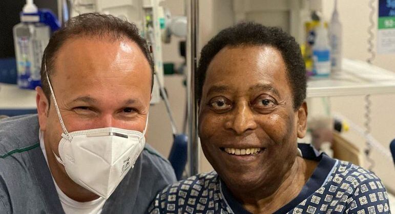 Pelé recebe alta hospitalar após ser internado para continuar tratamento de tumor