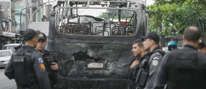 O ônibus foi completamente destruído pelas chamas; todos conseguiram descer do veículo antes do incêndio