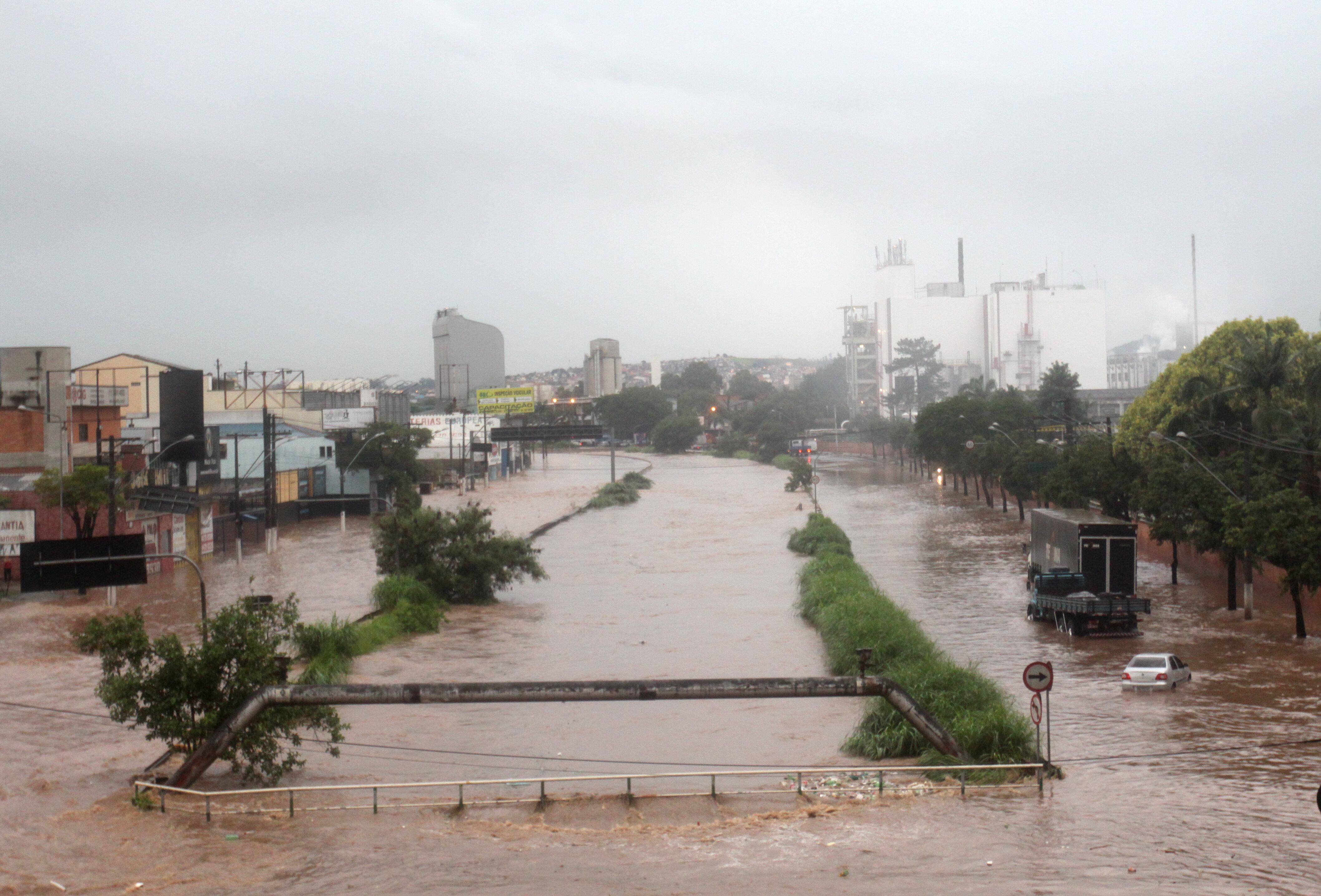 Santo André, no ABC Paulista, também sofreu com a chuva. Avenida Dos Estados, no centro da cidade, ficou totalmente alagada
