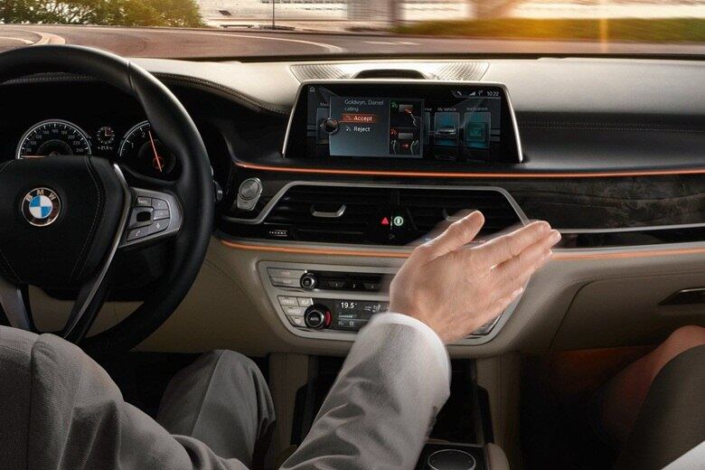 A imagem reproduz a central multimídia controlada pelas mãos, que sendo utilizada pelo motorista, diminui o risco de distração deste, sendo muito mais seguro