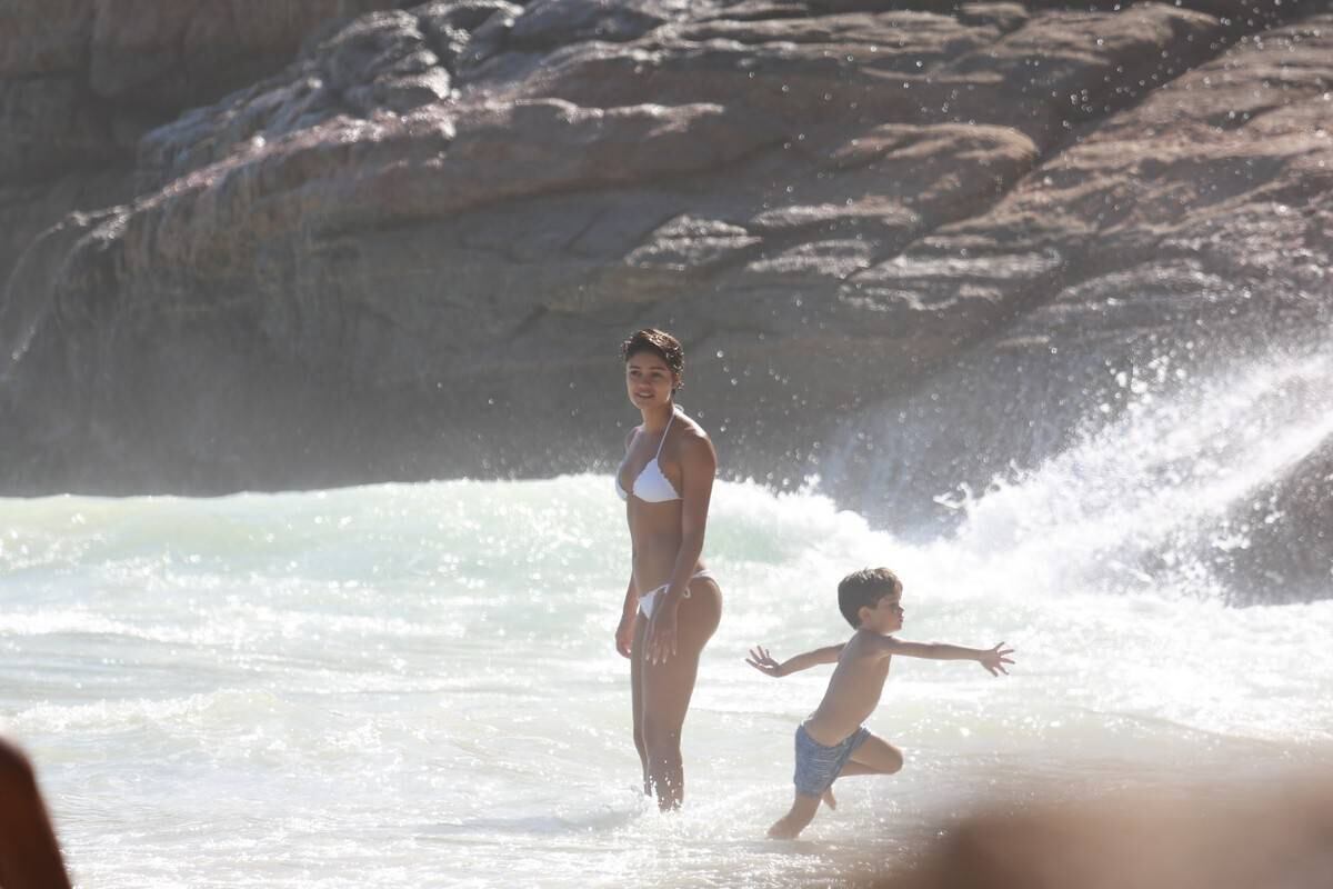 Sophie Charlotte e Daniel de Oliveira se divertem em praia com a família