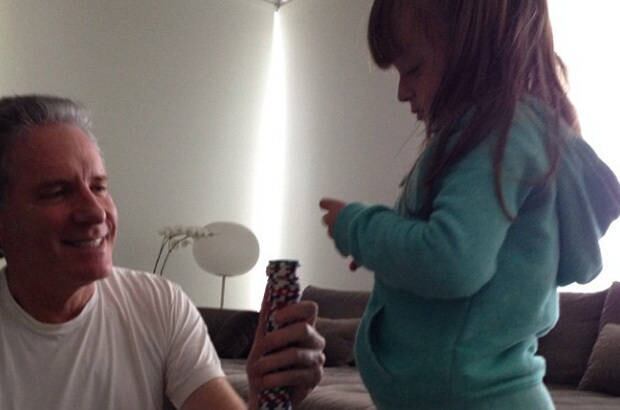 Roberto Justus está praticamente "viciado" em Rafinha, sua filha caçula