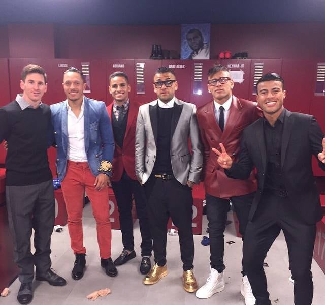 11. Não ligue para as roupas estranhas que ele usa 
Ultimamente Neymar vem aparecendo na mídia com roupas um tanto quanto estranhas. Isso se dá ao fato de que Neymar é muito amigo de Daniel Alves, conhecido por usar looks bem diferentes. Provavelmente o craque esteja se consultando com Dani Alves para se vestir então, não ligue se ele sair com um tênis de bicho de pelúcia