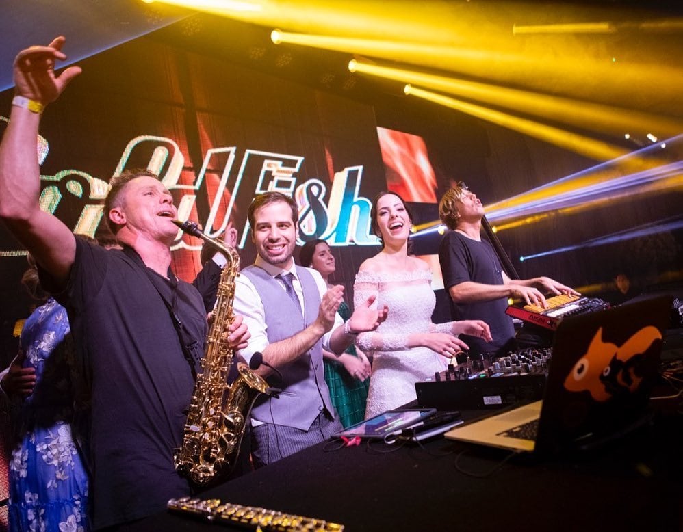 O casal contratou a dupla de DJ's Goldfish
