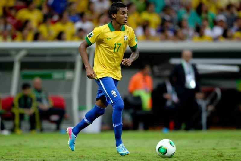 Rummenigge ressaltou, porém, que o Bayern pode negociar Luiz Gustavo, mas não
irá vender qualquer outro jogador. O dirigente está preocupado em não reduzir as
opções do elenco, uma vez que o time vai disputar várias competições na temporada