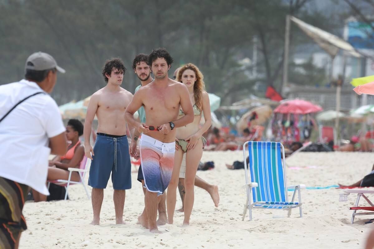 Isabelle Drummond e Jayme Matarazzo durante gravação de novela, na praia carioca do Recreio dos Bandeirantes, nesta quarta-feira (10)
