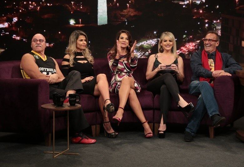  O apresentador incentiva os dois a selarem a paz com um abraço e eles recebem aplausos de todos