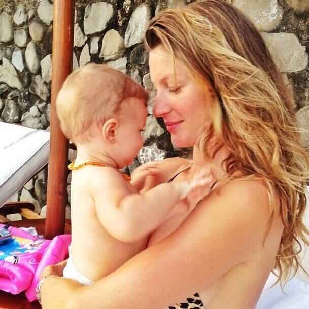 A modelo Gisele Bündchen deu à luz em casa, em uma banheira, Benjamin e Vivian