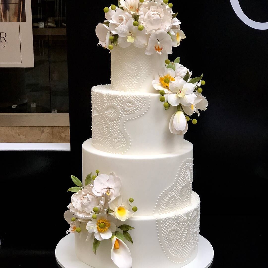 Bolo com renda em glacê real bordada à mão e flores de açúcar confeccionado pela semifinalista Iara
