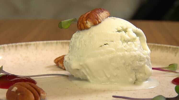 Gelato
de gorgonzola


Ingredientes para calda:  
640g Leite
110g Creme de leite
123g Açúcar
40g Leite em pó
17g Açúcar invertido
24g Dextrose
40g Glucose pó
6g Neutro
 


Modo de preparo
1. Mixar todos os ingredientes e pasteurizar a 85 graus
2. Quando
atingir a temperatura, retirar imediatamente

Ingredientes para o gelato de gorgonzola:


2,8kg calda 
840g gorgonzola
6g sal 
240g açúcar     

Modo de preparo:
1. Fazer a calda primeiro e depois acrescentar na calda o gorgonzola,
açúcar e sal

O Domingo Espetacular vai ao ar todo fim de semana, a partir das 19h45, na tela da Record TV