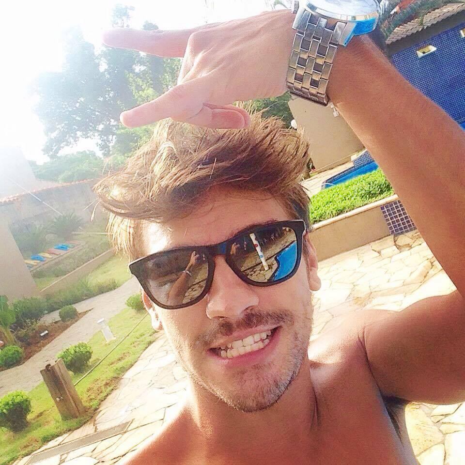 João
Paulo era tão querido pelos amigos que o enterro dele estava lotado de pessoas.
Porém, o sentimento era de “tristeza, desamparo e impunidade”. Segundo o amigo,
é um sentimento de que “não dá para acreditar no que aconteceu”