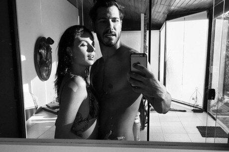 Namorado de Isis Valverde posta foto sensual e se declara