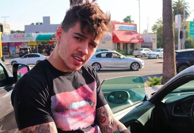 Ex-empresário de Biel acusa cantor de não cumprir compromissos financeiros

Biel está sendo acusado de dar um golpe em um empresário chamado Eduardo Ferreira, que diz ter investido no funkeiro durante três meses com a promessa de retorno financeiro. O empresário disse que Biel morou na casa dele, que bancou a gravação de um clipe em Campos do Jordão (SP), pagou viagens, alimentação e até garotas de programa. Biel teria prometido devolver a esse empresário todo o dinheiro que ele investiu, cerca de R$ 80 mil, mas não cumpriu com o combinado
