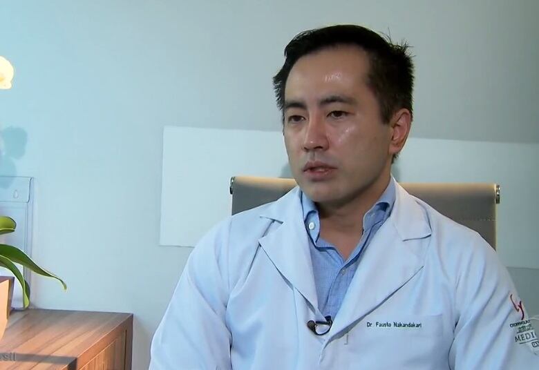 O médico Fausto Nakandari explica a ação do alimento: "Ele ajuda a manter a hidratação da região associando sempre a ingestão de água e de sucos, e acaba protegendo e melhorando a irritação na garganta"