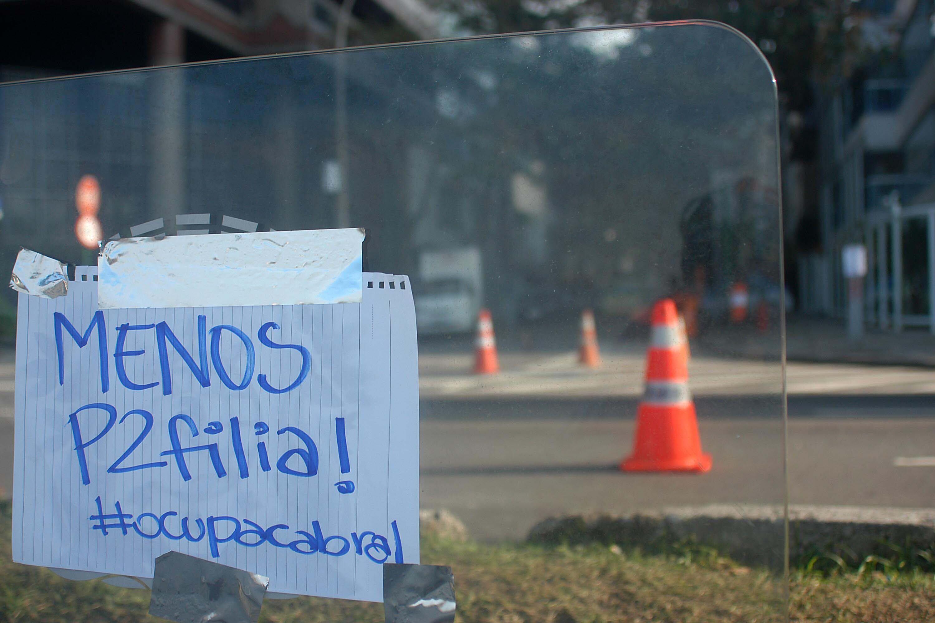 Alguns cartazes e dizeres fazem parte da manifestação. Denúncias de P2 (policiais infiltrados) nos protestos, como mostra a imagem, também foram feitas