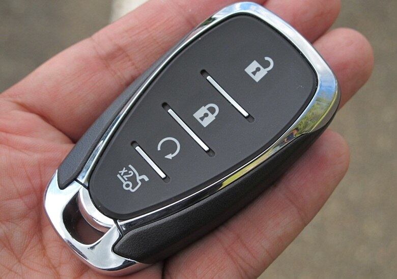 A chave tem design elegante e agradável, com a parte dos botões côncava e de fácil leitura