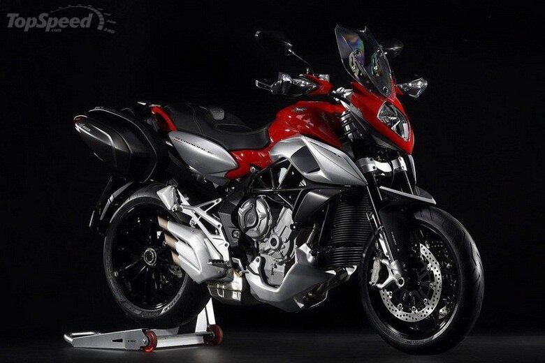 MV Agusta Stradale 800 — é a versão estradeira baseada na Rivale 800 e o primeiro modelo anunciado após a compra de 25% da Mercedes-Benz AMG e Daimler. O motor de três cilindros sabe o que faz e entrega 115 cavalos de potência a 11.000 rpm e 8 kgfm de torque 