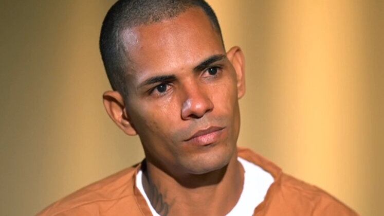 Gustavo Henrique

Cabrini entrevistou o homem contratado para matar uma família inteira em Votuporanga, no interior de São Paulo. Gustavo revelou em detalhes o plano ambicioso de vingança arquitetado pela filha e irmã das vítimas. Segundo o acusado, Viviane Ramos pediu que o pai e o irmão fossem amarrados, torturados e ainda queria imagens para provar que a ação criminosa aconteceu. Ele revelou que o ódio e a motivação da jovem para mandar matar a própria família seriam supostos abusos sexuais que ela sofreu na pré-adolescência por parte do pai e o irmão e mãe teriam o acobertado
