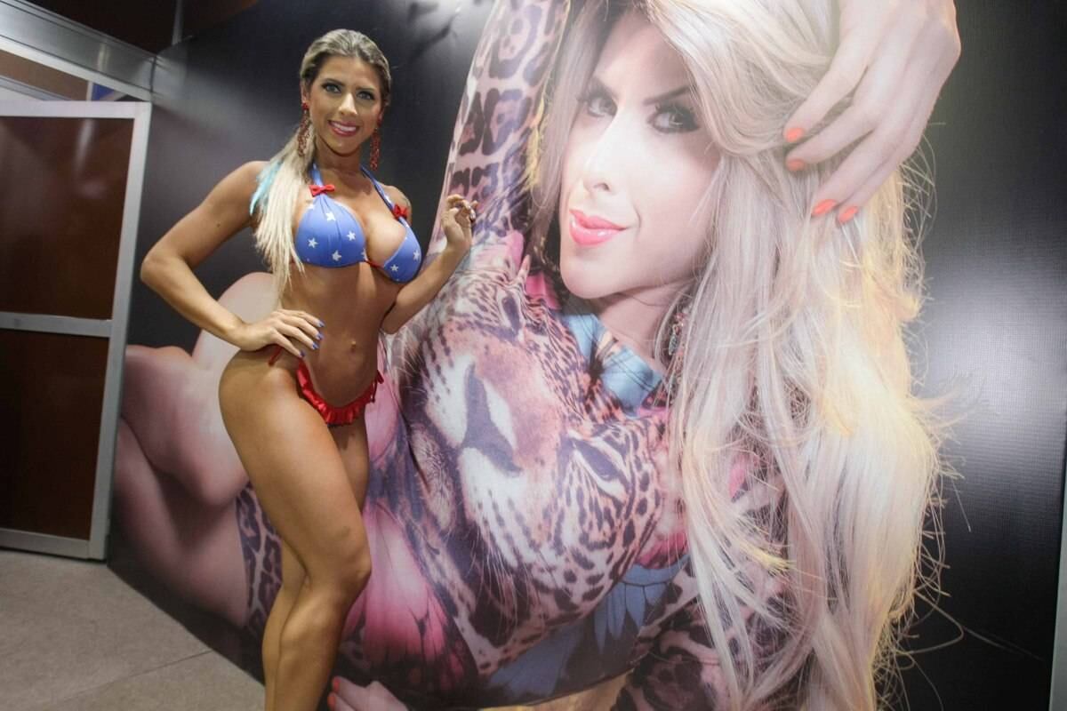Prontas para o verão! Irmãs Minerato usam biquíni em feira de beleza e fazem bronzeamento artificial